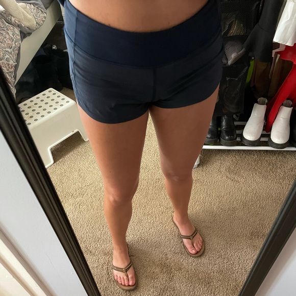 Lululemon speed up 2.5” short - Picture 3 of 8